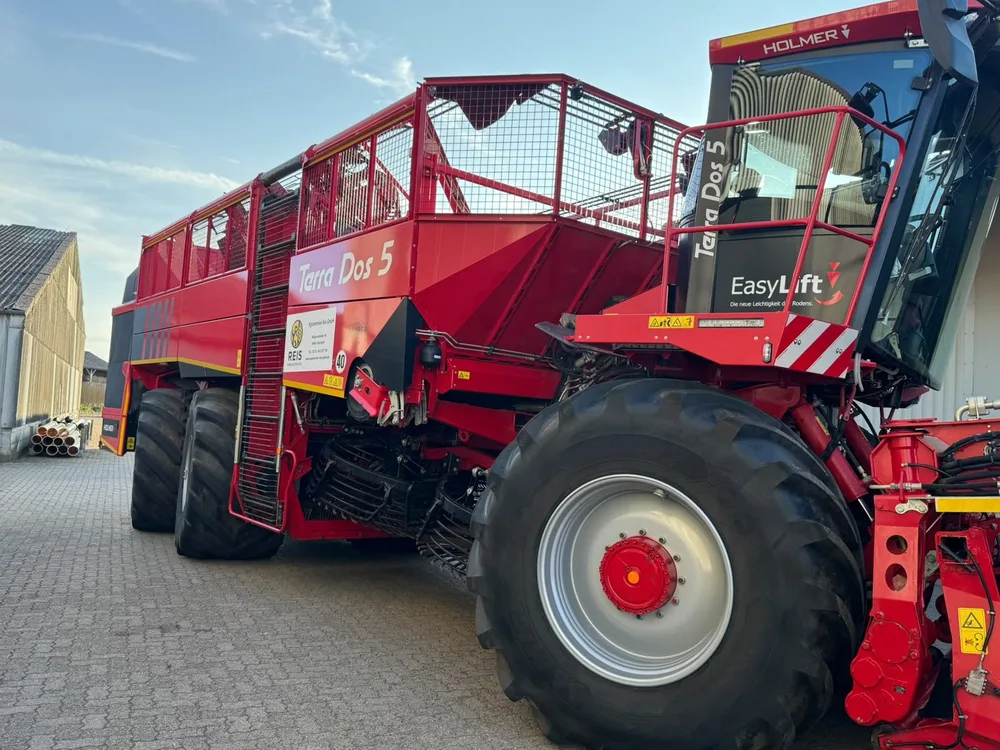 Detailansicht des Holmer Terra Dos 5 mit EasyLift-Aufnahme und Rübenbunker