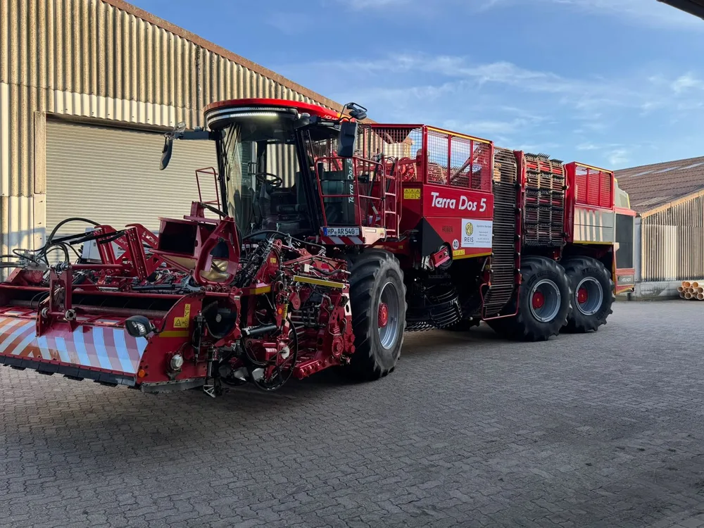 Roter Rübenroder Holmer Terra Dos 5 mit Überladewagen auf dem Betriebshof