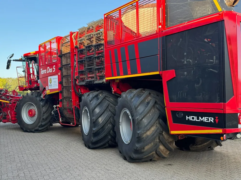 Holmer Überladewagen und Rübenroder Terra Dos 5 nebeneinander auf dem Betriebshof