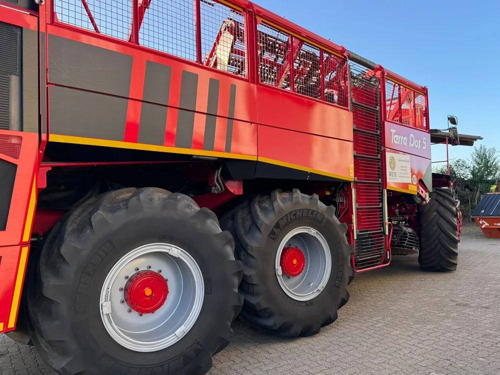 Seitenansicht des Rübenroders mit großen Michelin-Reifen und Rübenbunker